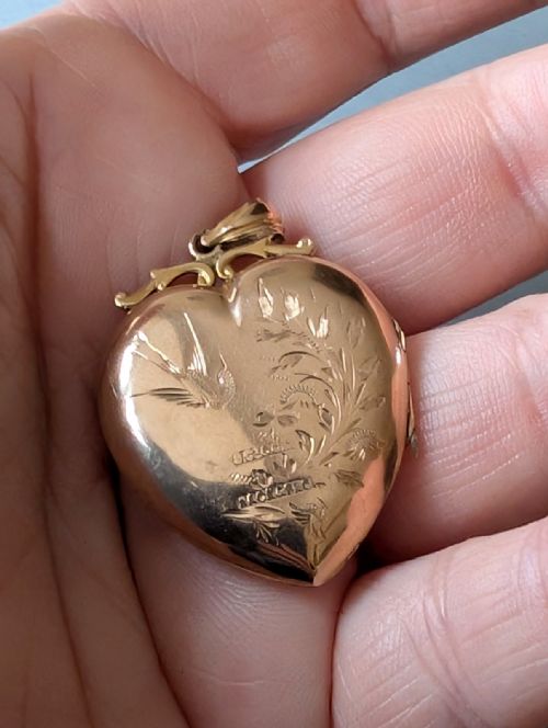 LARGE ANTIQUE VICTORIAN 9CT GOLD HEART LOCKET - ADDITIONAL PHOTO 3