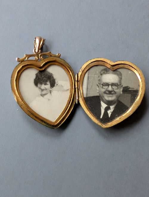 LARGE ANTIQUE VICTORIAN 9CT GOLD HEART LOCKET - ADDITIONAL PHOTO 9