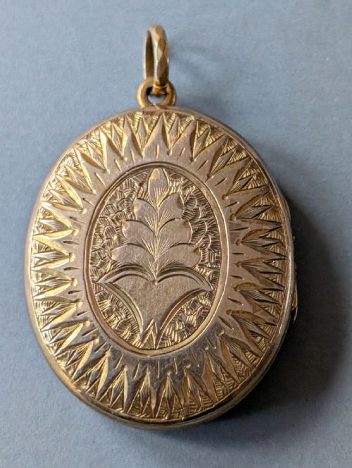 LARGE ANTIQUE VICTORIAN 9CT GOLD BACK AND FRONT LOCKET - ADDITIONAL PHOTO 4