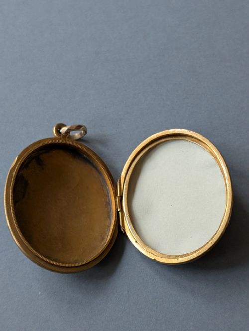 LARGE ANTIQUE VICTORIAN 9CT GOLD BACK AND FRONT LOCKET - ADDITIONAL PHOTO 10