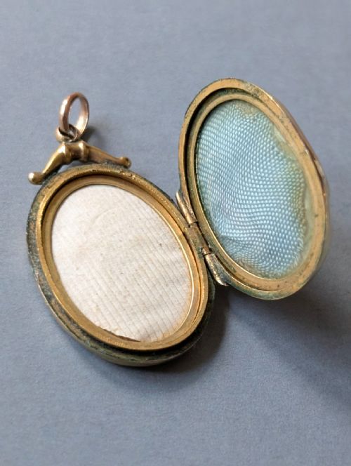 VICTORIAN 9CT GOLD LOCKET AND CHAIN - ADDITIONAL PHOTO 9