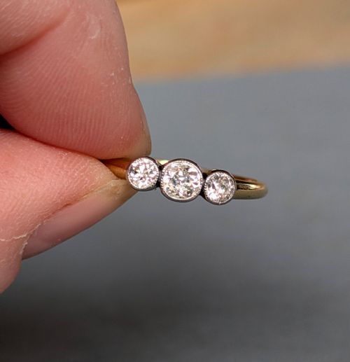 ART DECO 18CT GOLD DIAMOND THREE STONE RING - ADDITIONAL PHOTO 2