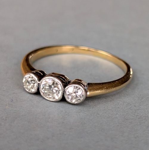 ART DECO 18CT GOLD DIAMOND THREE STONE RING - ADDITIONAL PHOTO 3