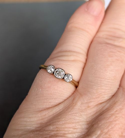ART DECO 18CT GOLD DIAMOND THREE STONE RING - ADDITIONAL PHOTO 7