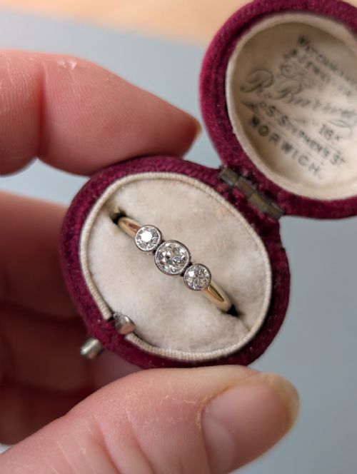 ART DECO 18CT GOLD DIAMOND THREE STONE RING - ADDITIONAL PHOTO 9