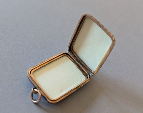 LARGE ANTIQUE VICTORIAN 9CT BACK AND FRONT LOCKET - ADDITIONAL PHOTO 6