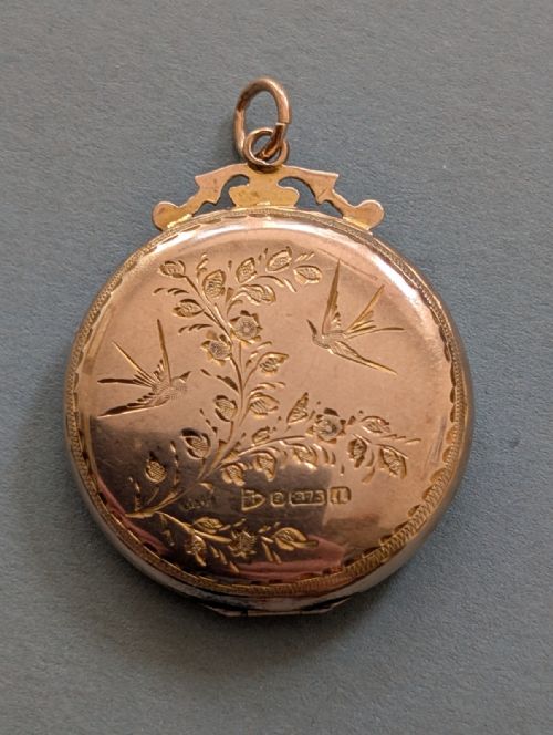 ANTIQUE 9CT ROSE GOLD LOCKET WITH BIRDS CHESTER 1912 - ADDITIONAL PHOTO 3