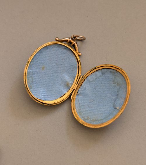 LARGE VICTORIAN 9CT GOLD LOCKET WITH PEARLS AND RUBY PASTE - ADDITIONAL PHOTO 8