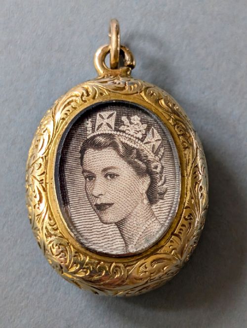 ANTIQUE 15CT GOLD LOCKET WITH LARGE GARNET - ADDITIONAL PHOTO 3