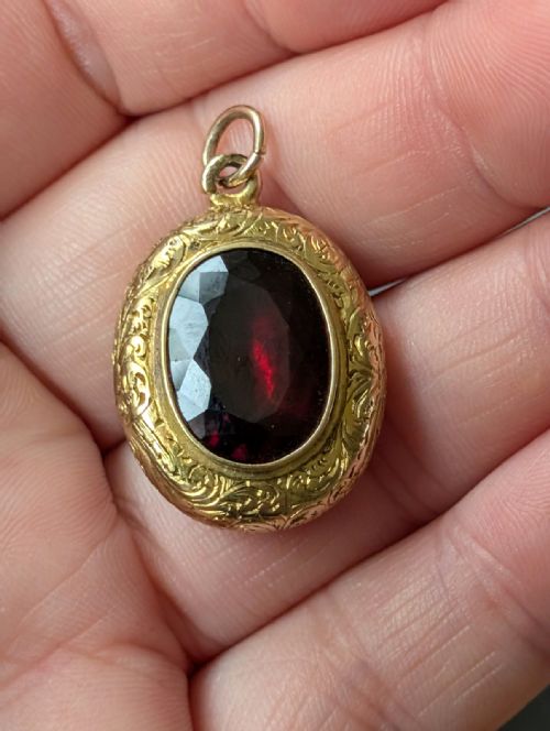 ANTIQUE 15CT GOLD LOCKET WITH LARGE GARNET - ADDITIONAL PHOTO 5
