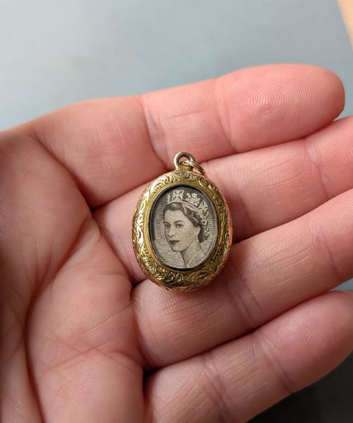 ANTIQUE 15CT GOLD LOCKET WITH LARGE GARNET - ADDITIONAL PHOTO 6