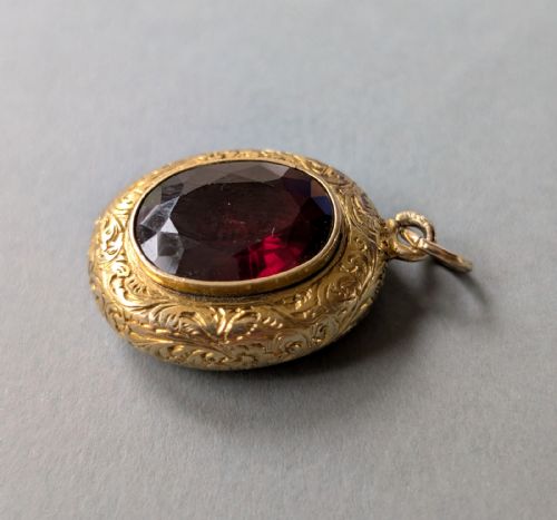 ANTIQUE 15CT GOLD LOCKET WITH LARGE GARNET - ADDITIONAL PHOTO 7