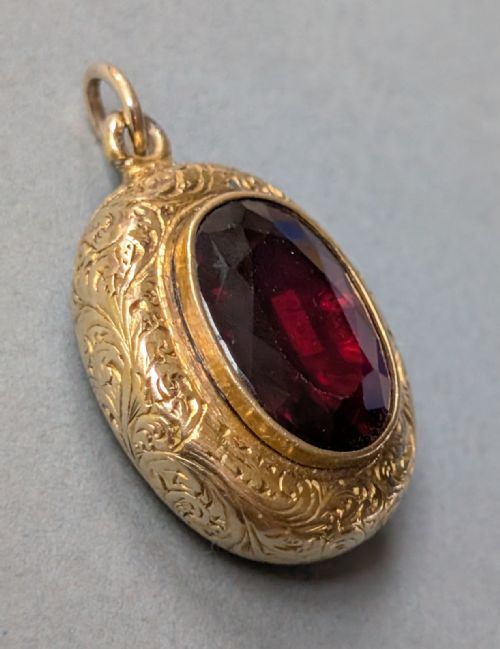 ANTIQUE 15CT GOLD LOCKET WITH LARGE GARNET - ADDITIONAL PHOTO 8