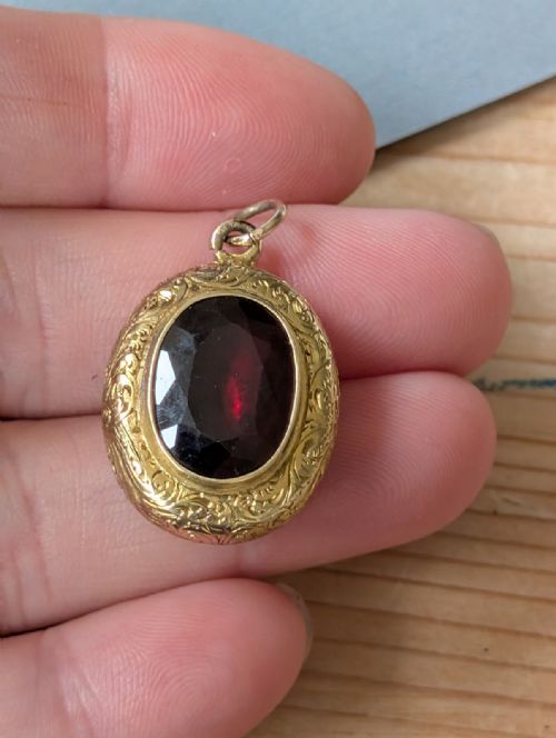 ANTIQUE 15CT GOLD LOCKET WITH LARGE GARNET - ADDITIONAL PHOTO 9