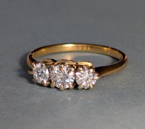 PRETTY VINTAGE 18CT GOLD DIAMOND THREE STONE RING 060CT TOTAL - ADDITIONAL PHOTO 1