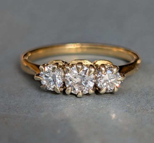 PRETTY VINTAGE 18CT GOLD DIAMOND THREE STONE RING 060CT TOTAL - ADDITIONAL PHOTO 2