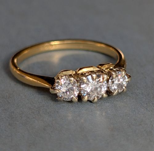 PRETTY VINTAGE 18CT GOLD DIAMOND THREE STONE RING 060CT TOTAL - ADDITIONAL PHOTO 3