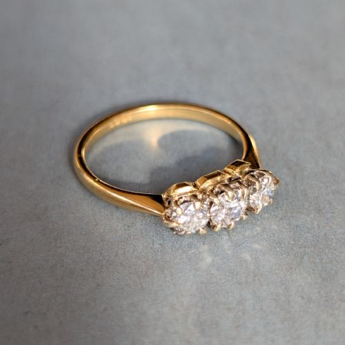 PRETTY VINTAGE 18CT GOLD DIAMOND THREE STONE RING 060CT TOTAL - ADDITIONAL PHOTO 4