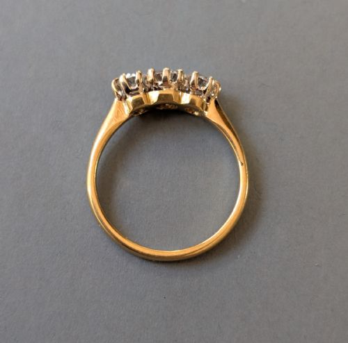 PRETTY VINTAGE 18CT GOLD DIAMOND THREE STONE RING 060CT TOTAL - ADDITIONAL PHOTO 5