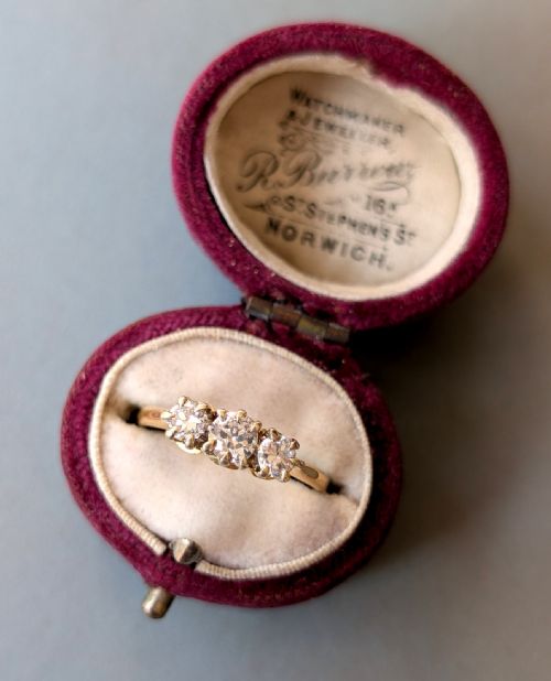 PRETTY VINTAGE 18CT GOLD DIAMOND THREE STONE RING 060CT TOTAL - ADDITIONAL PHOTO 6