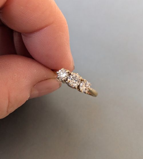 PRETTY VINTAGE 18CT GOLD DIAMOND THREE STONE RING 060CT TOTAL - ADDITIONAL PHOTO 7