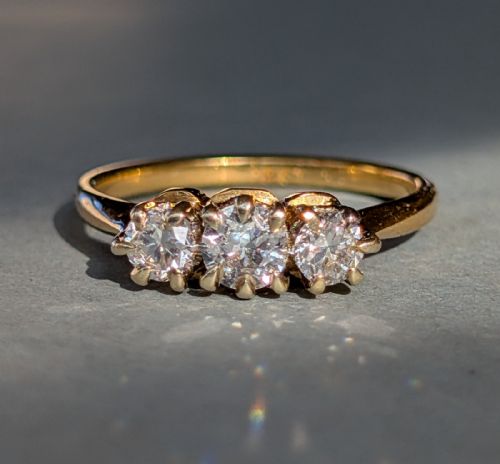 PRETTY VINTAGE 18CT GOLD DIAMOND THREE STONE RING 060CT TOTAL - ADDITIONAL PHOTO 8