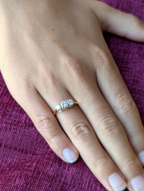 PRETTY VINTAGE 18CT GOLD DIAMOND THREE STONE RING 060CT TOTAL - ADDITIONAL PHOTO 9