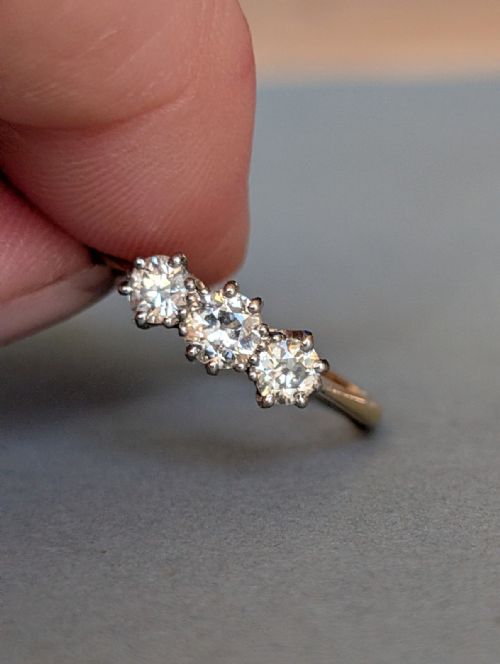 ART DECO 18CT GOLD DIAMOND THREE STONE RING 065CT TOTAL - ADDITIONAL PHOTO 3