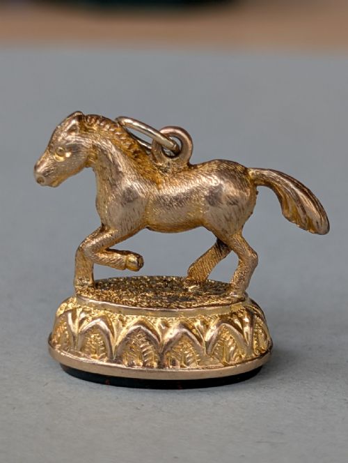 ANTIQUE 9CT GOLD HORSE PONY PENDANT FOB WITH BLOODSTONE - ADDITIONAL PHOTO 1