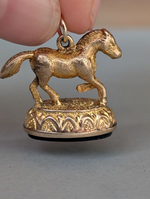 ANTIQUE 9CT GOLD HORSE PONY PENDANT FOB WITH BLOODSTONE - ADDITIONAL PHOTO 5