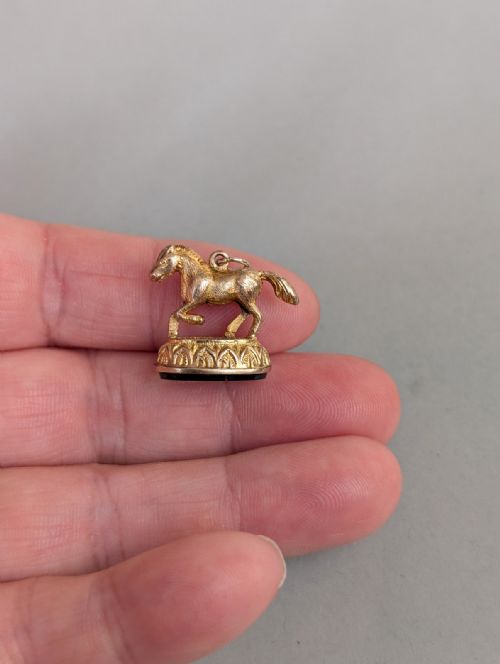 ANTIQUE 9CT GOLD HORSE PONY PENDANT FOB WITH BLOODSTONE - ADDITIONAL PHOTO 8