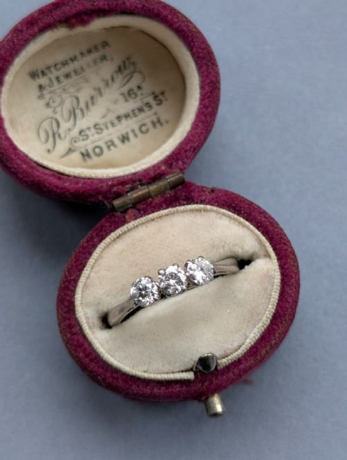 ART DECO PLATINUM DIAMOND THREE STONE RING 050CT BRAVINGTONS - ADDITIONAL PHOTO 5