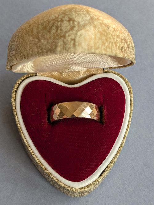 VINTAGE 9CT GOLD WEDDING BAND RING C1968 - ADDITIONAL PHOTO 6
