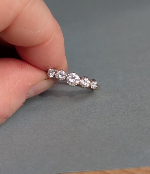 VINTAGE 18CT GOLD DIAMOND FIVE STONE RING - ADDITIONAL PHOTO 3