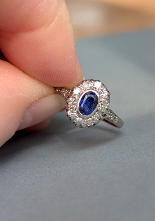 SMALL ART DECO 18CT GOLD SAPPHIRE AND DIAMOND RING - ADDITIONAL PHOTO 2