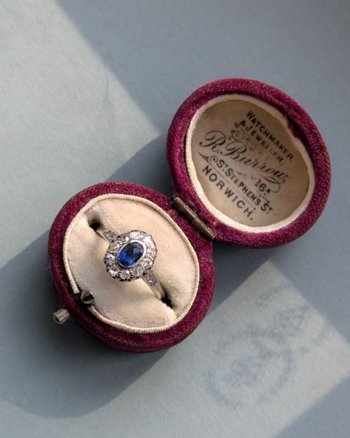 SMALL ART DECO 18CT GOLD SAPPHIRE AND DIAMOND RING - ADDITIONAL PHOTO 6