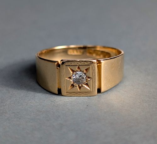 fig 1. Antique 18ct Gold Diamond Signet Ring c1931