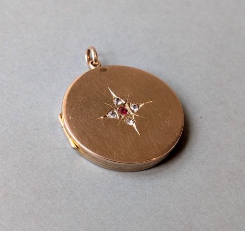 ANTIQUE 9CT GOLD LOCKET WITH PASTE STONES - ADDITIONAL PHOTO 1