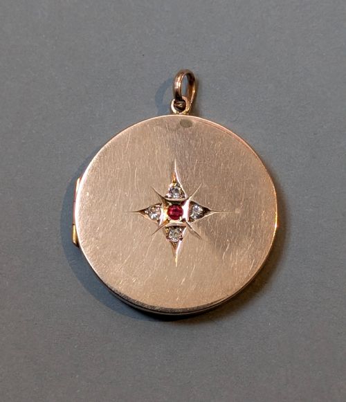 ANTIQUE 9CT GOLD LOCKET WITH PASTE STONES - ADDITIONAL PHOTO 2