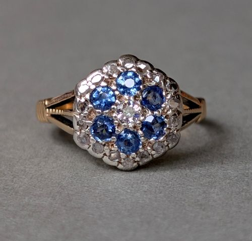 ART DECO 18CT GOLD SAPPHIRE AND DIAMOND RING