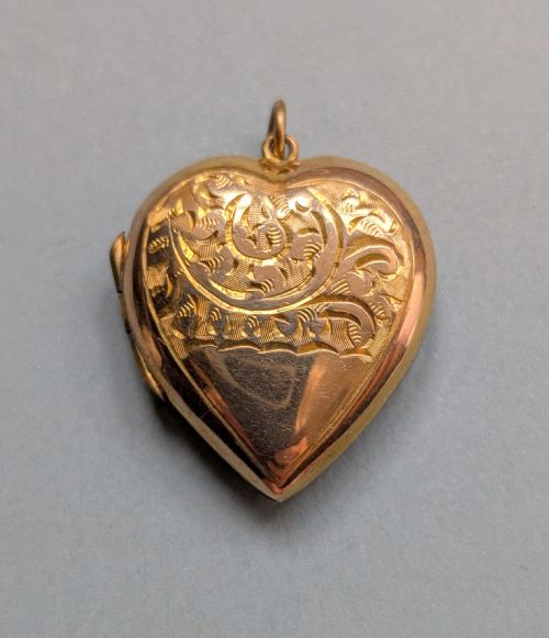 VINTAGE 9CT GOLD BACK AND FRONT HEART LOCKET