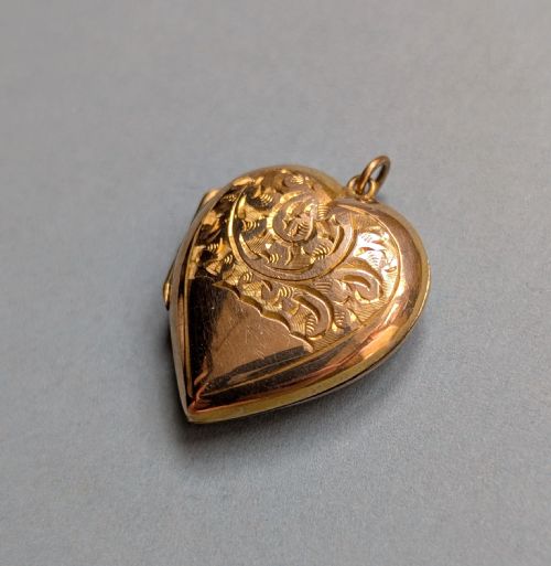 VINTAGE 9CT GOLD BACK AND FRONT HEART LOCKET - ADDITIONAL PHOTO 1