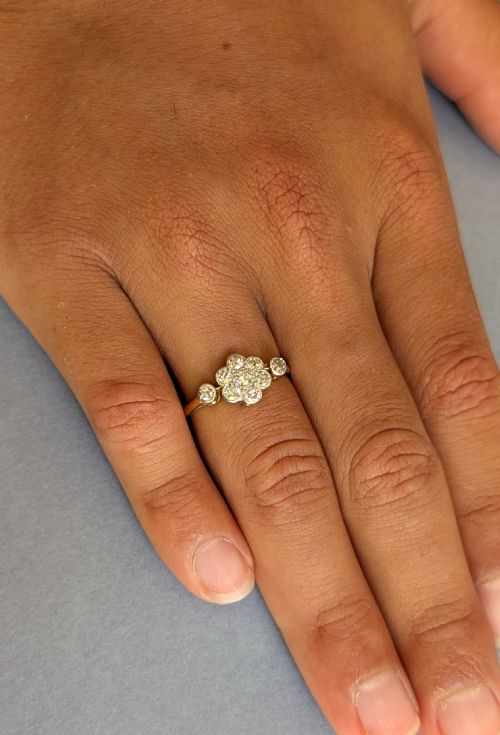 ANTIQUE 18CT GOLD DIAMOND DAISY CLUSTER RING - ADDITIONAL PHOTO 1