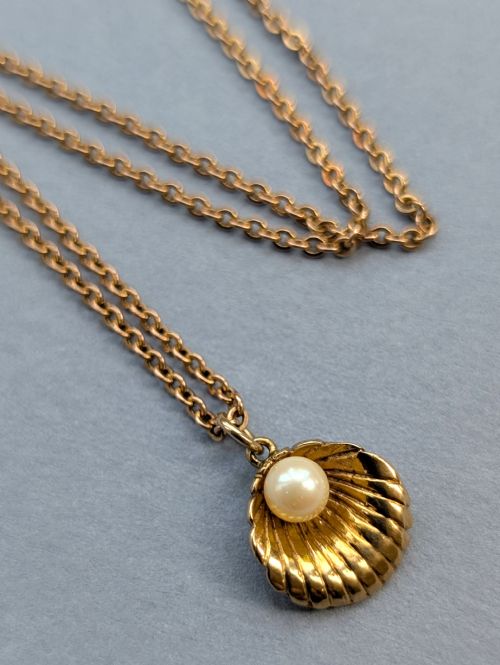 VINTAGE 9CT GOLD SHELL PEARL PENDANT