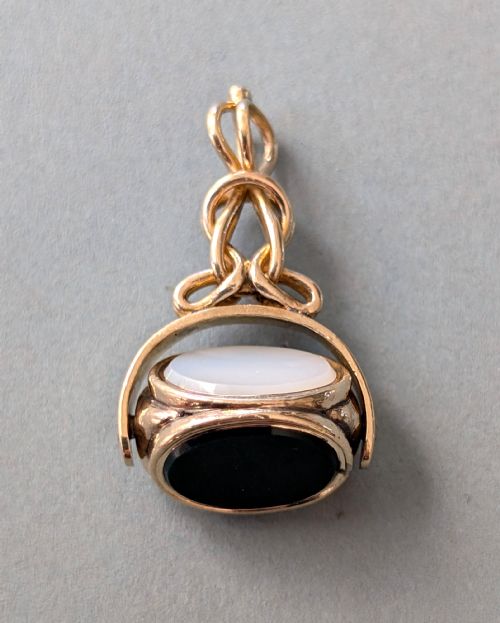 ANTIQUE 9CT GOLD TRIPLE SPINNING FOB