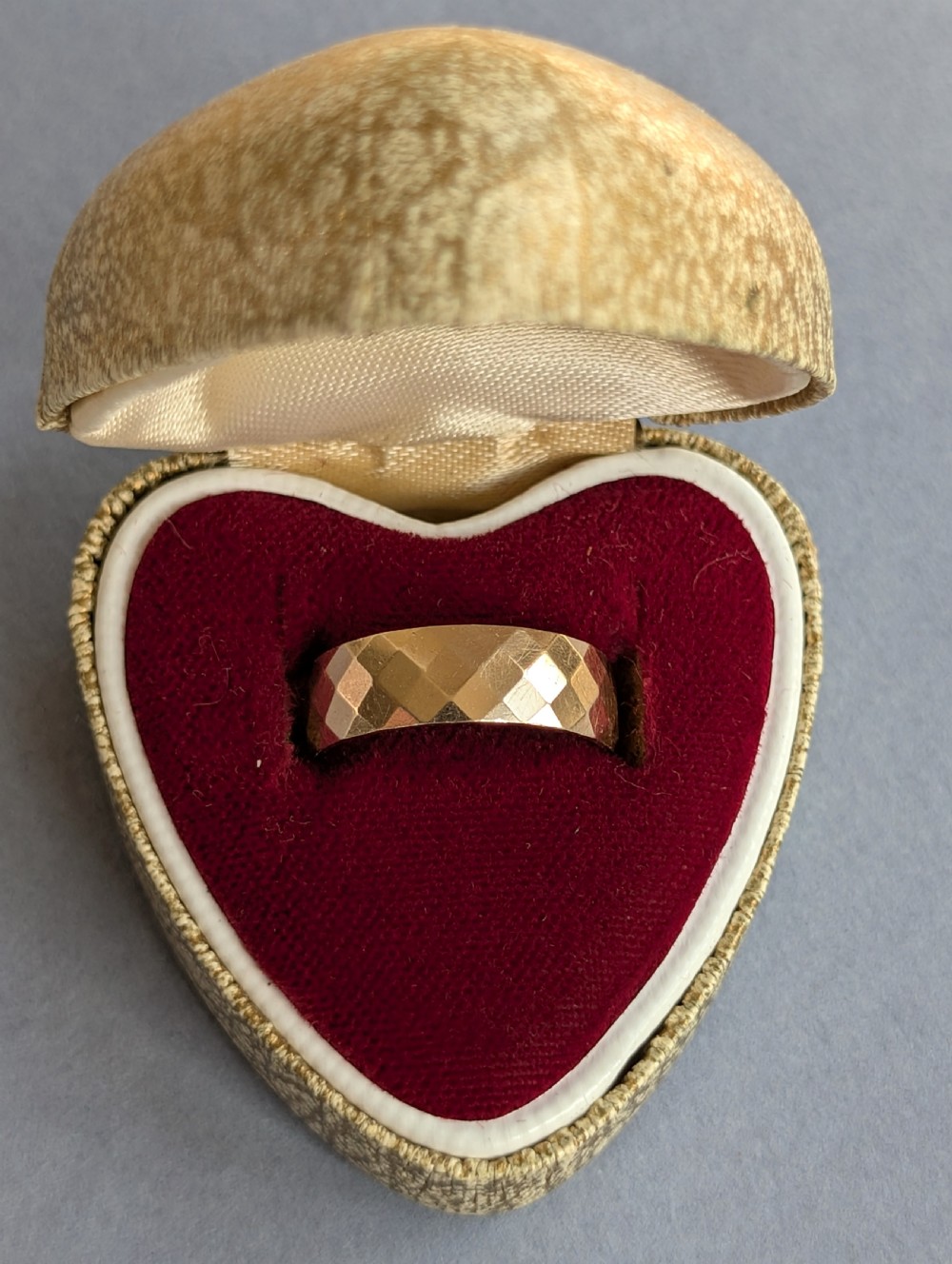 Vintage 9ct Gold wedding band ring c1968 View VII