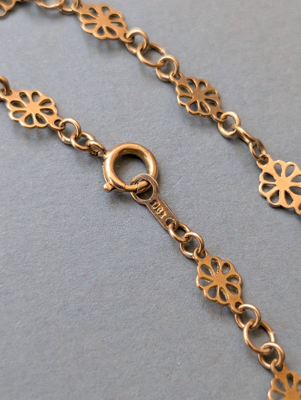 Vintage Solid 9ct Gold fancy link bracelet View VI