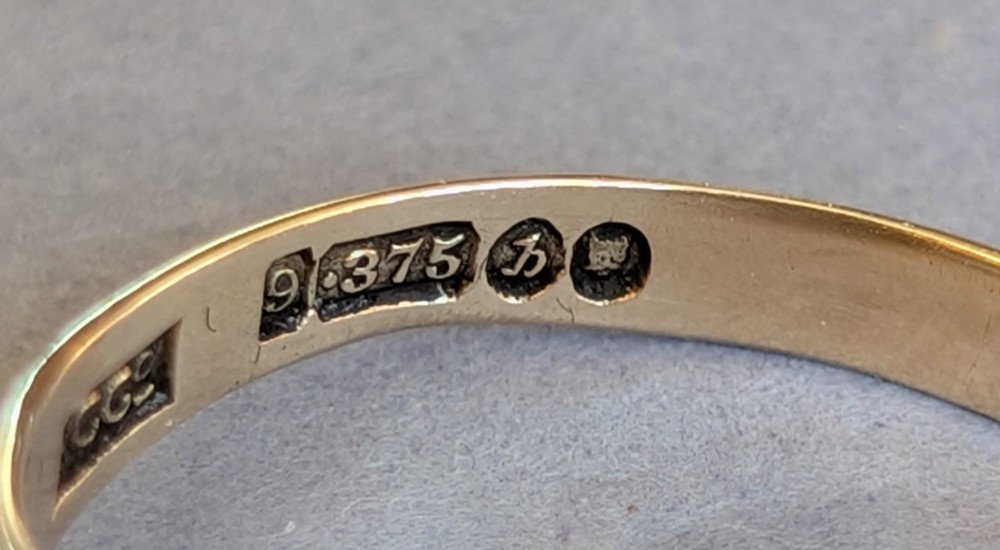 A vintage 9ct yellow gold signet ring featuring a flat square face with decorative engraved top and bottom edges and grooved shoulders. View VIII
