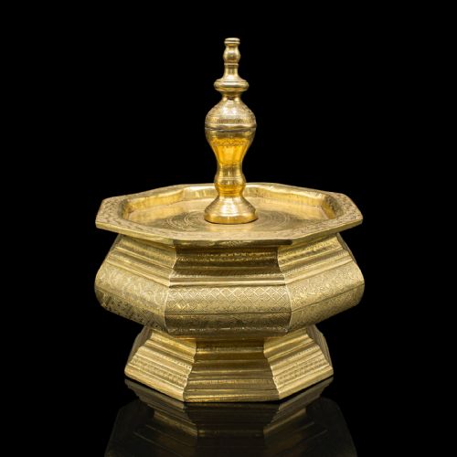 ANTIQUE TEMPLE BETEL NUT DISH INDONESIAN ENGRAVED BRASS SIREH STAND VICTORIAN - ADDITIONAL PHOTO 4