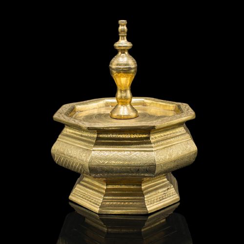 ANTIQUE TEMPLE BETEL NUT DISH INDONESIAN ENGRAVED BRASS SIREH STAND VICTORIAN - ADDITIONAL PHOTO 5